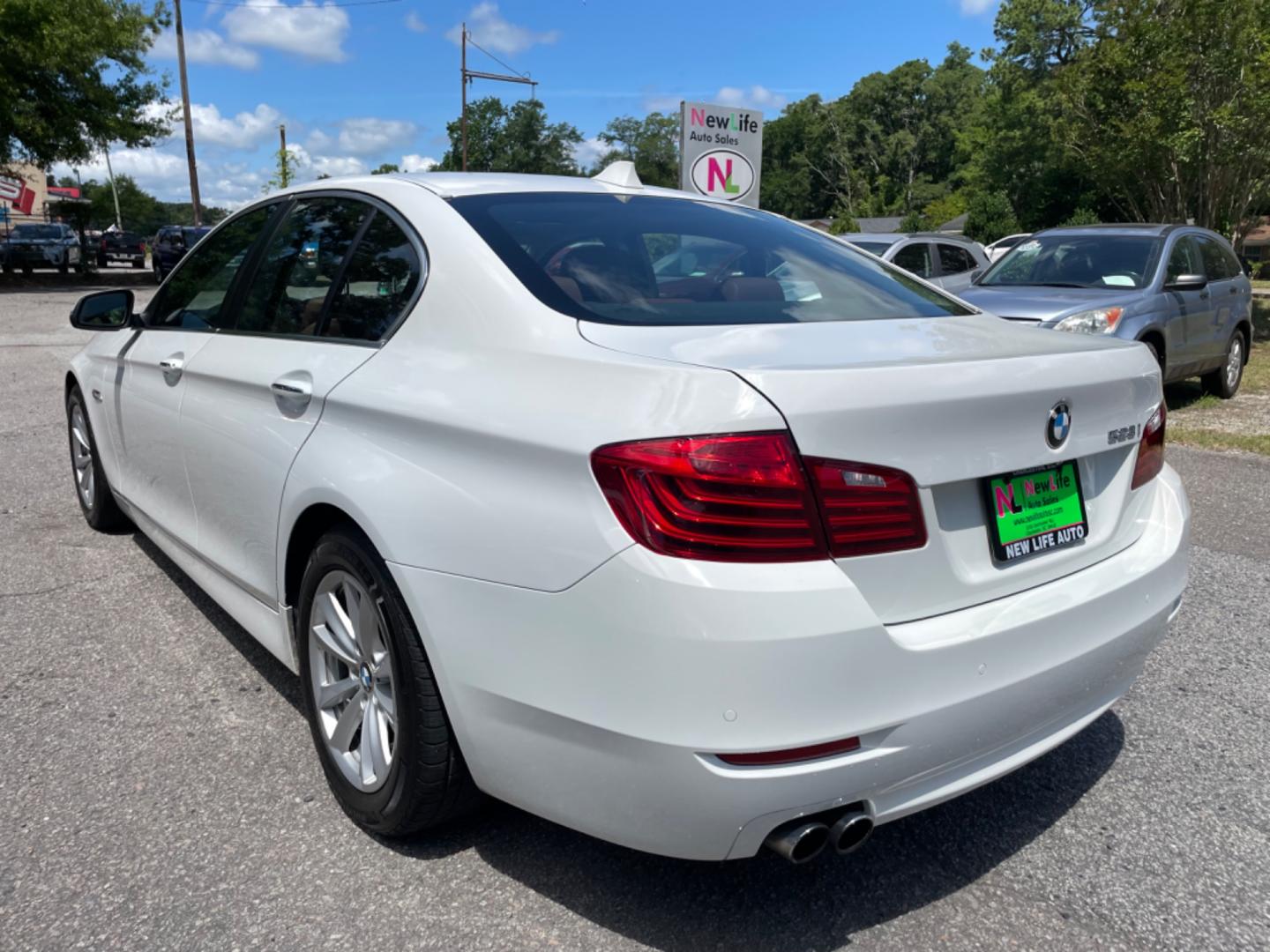 2014 WHITE BMW 5 SERIES 528I (WBA5A5C53ED) with an 2.0L engine, Automatic transmission, located at 5103 Dorchester Rd., Charleston, SC, 29418-5607, (843) 767-1122, 36.245171, -115.228050 - Photo#4